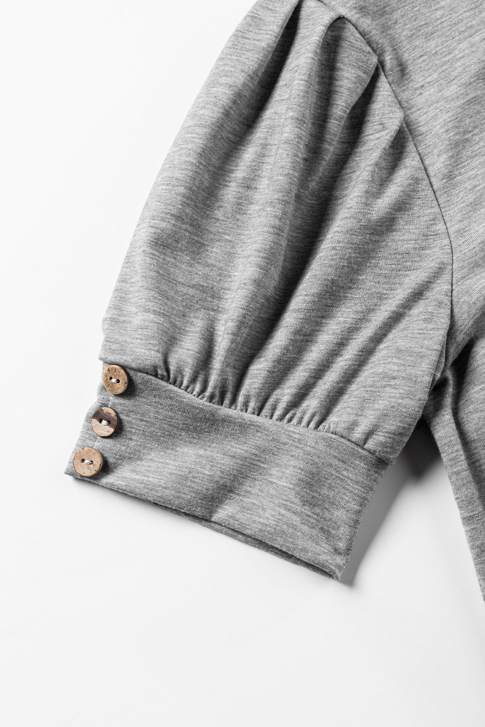 T-shirt en tricot gris clair à manches bouffantes plissées