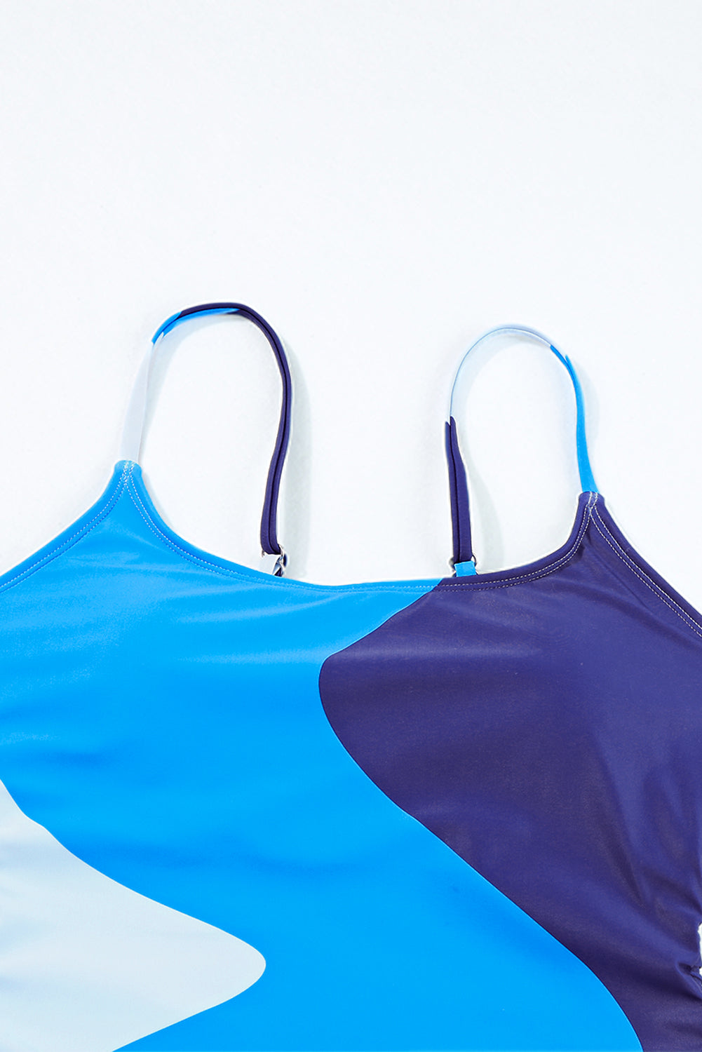 Jednodijelni kupaći kostim sa stranama s uzicom u nebo plavoj boji