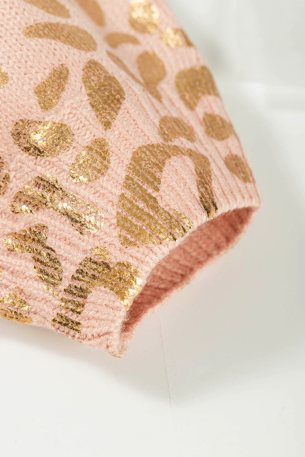 Pulover z napihnjenimi rokavi z leopardjim potiskom v marelični barvi