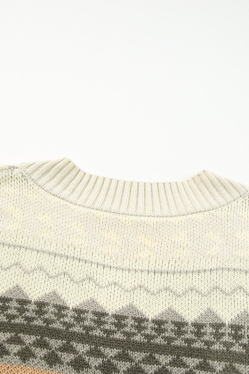 Rebrasti pleteni pulover z v-izrezom v kaki barvi z geometrijskim vzorcem
