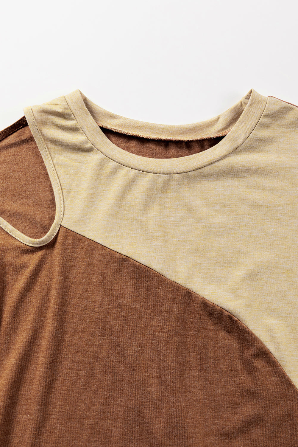 Smeđa majica kratkih rukava s asimetričnim izrezima u boji