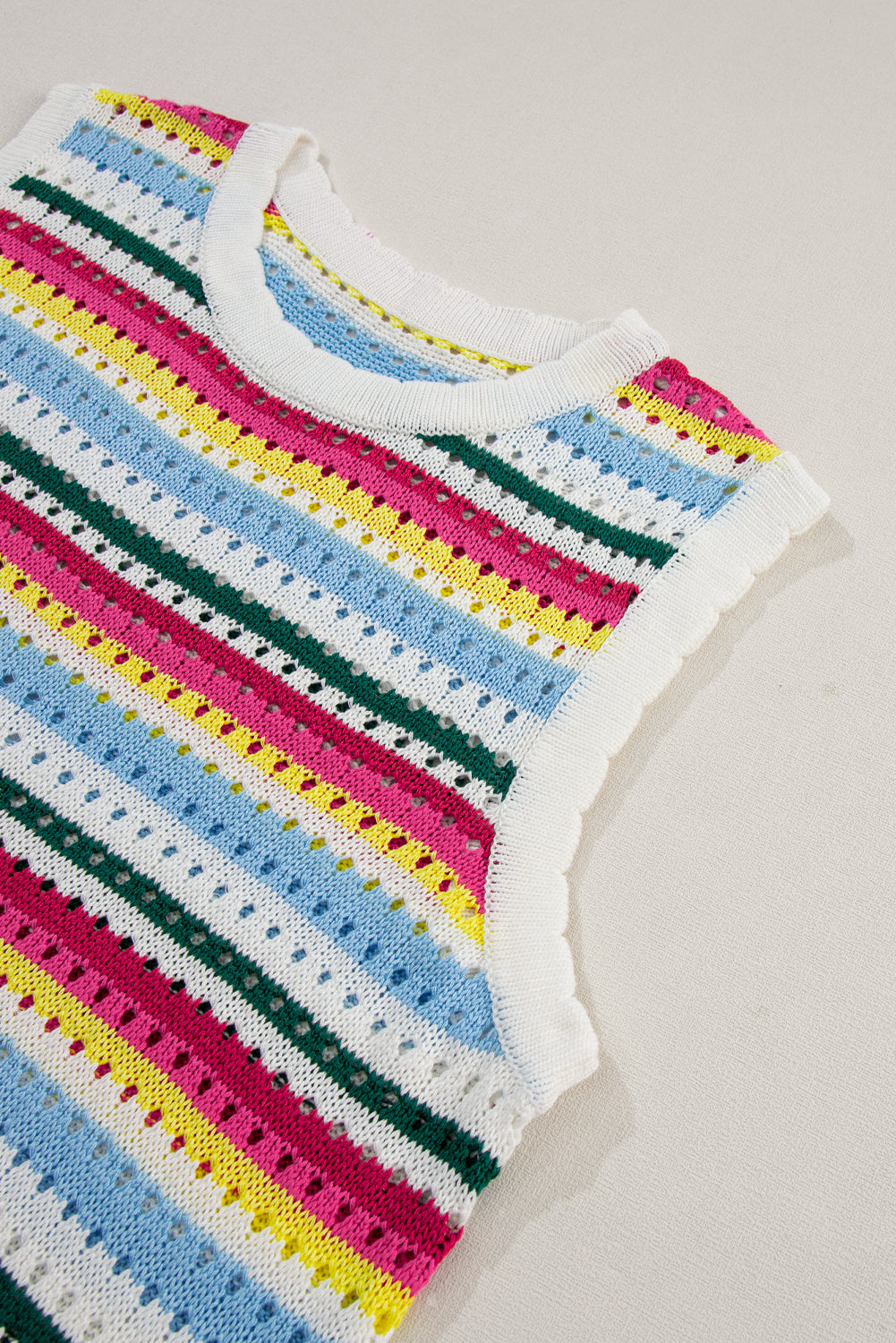 Gilet maglione con finiture smerlate a righe colorate bianche