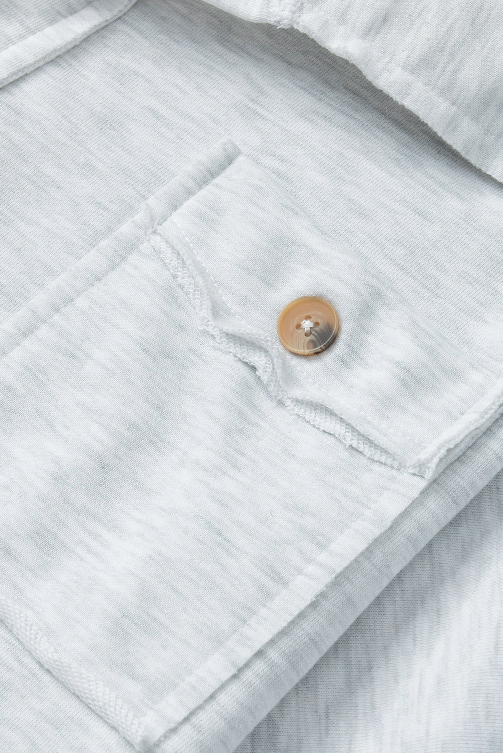 Siva majica s duplim prsnim džepovima s otkrivenim šavovima