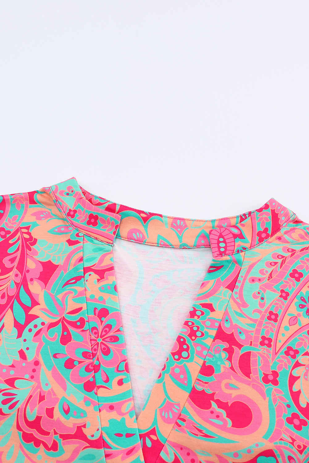 Rosa bedruckte Plus-Size-Bluse mit Paisley-Print und V-Ausschnitt mit Rollriegelärmeln
