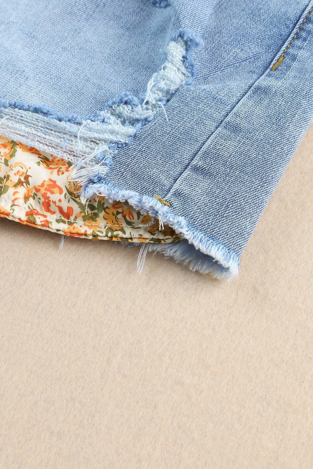 Himmelblaue Denim-Shorts mit floralem Strickeinsatz und unbearbeitetem Saum