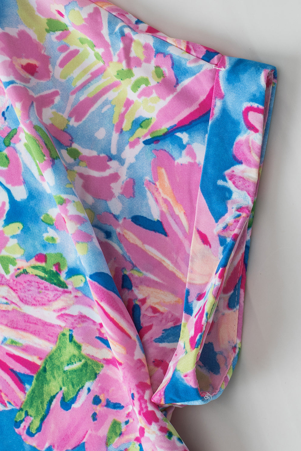 Kurzärmlige Bluse mit gekerbtem V-Ausschnitt und abstraktem Blumenmuster in Rose