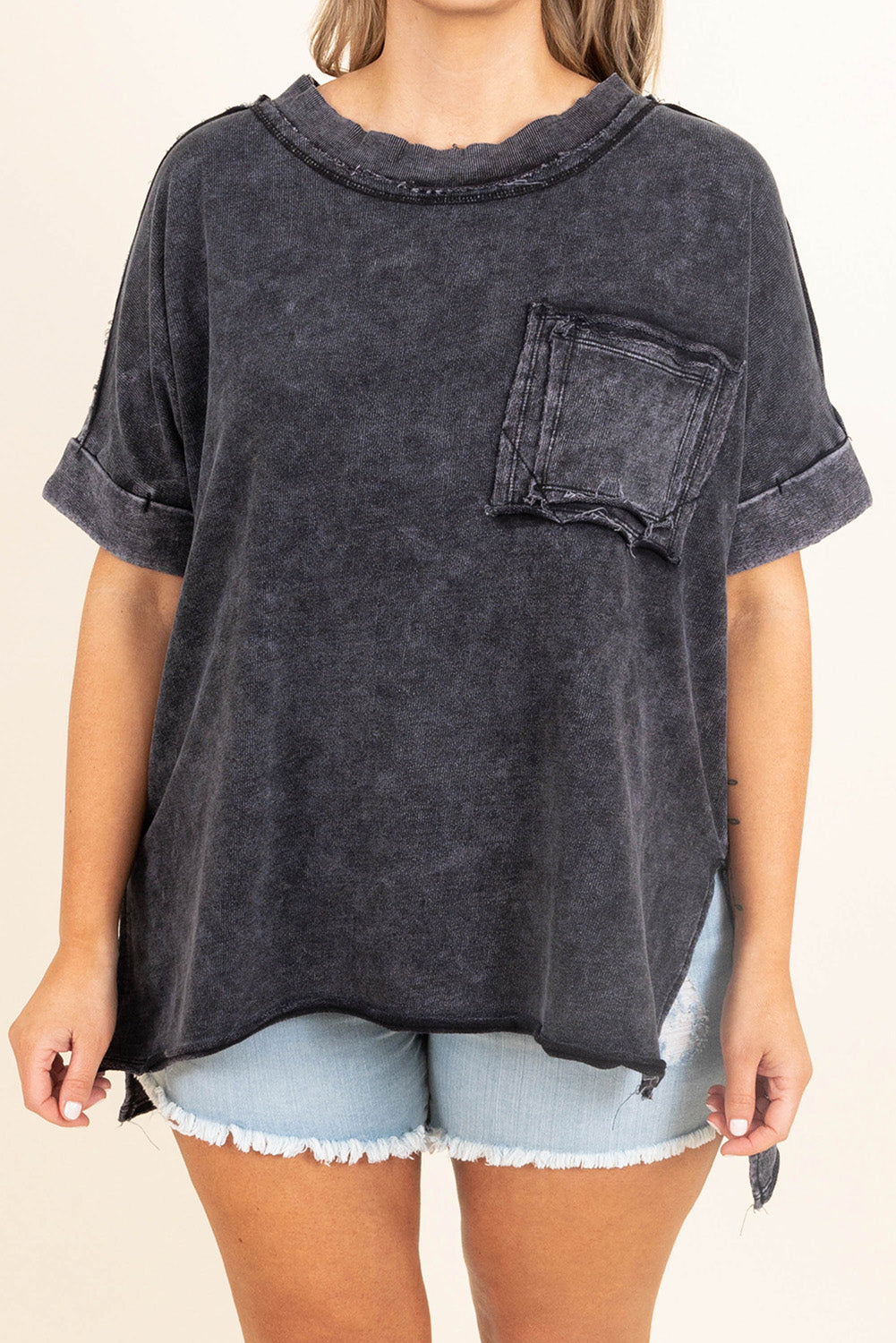 Graues Oversize-T-Shirt in Mineralwaschung mit Schlitz und aufgesetzter Tasche