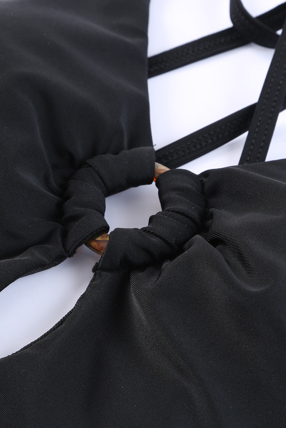 Costume da bagno intero con cinturino scavato con decorazione O-ring nero