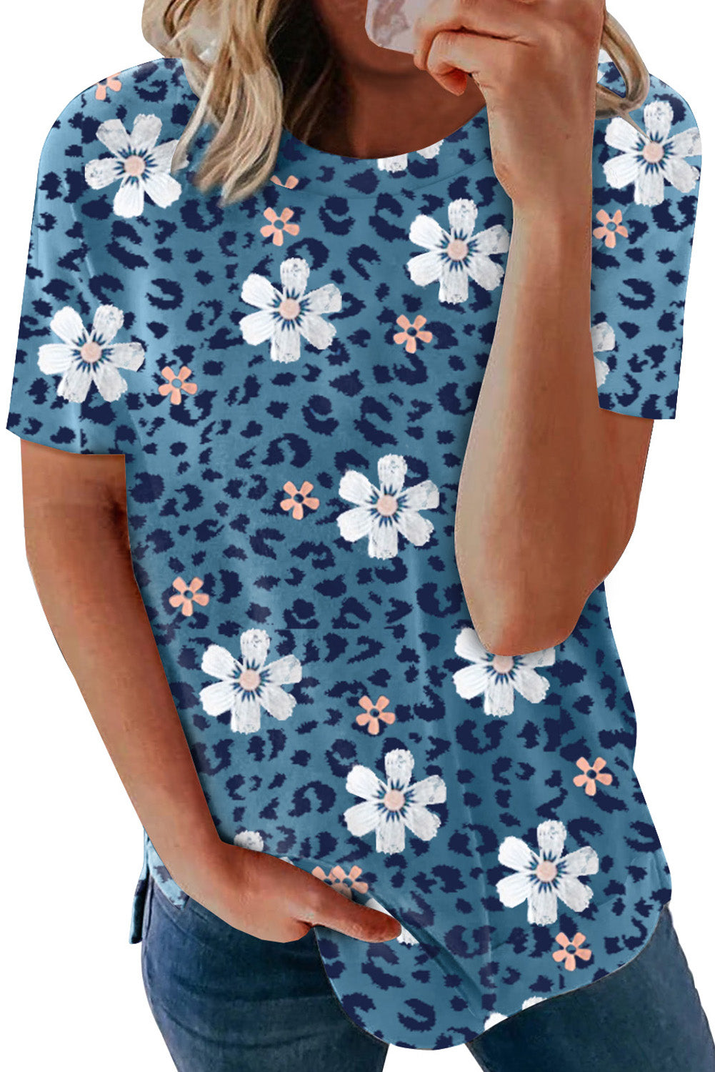 Modra majica s cvetličnim vzorcem