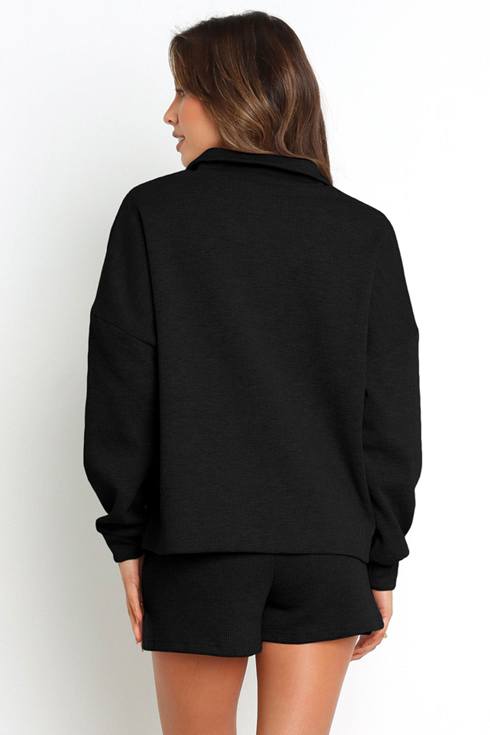Komplet črne puloverje z rebrasto zadrgo in kratkih hlač z visokim pasom