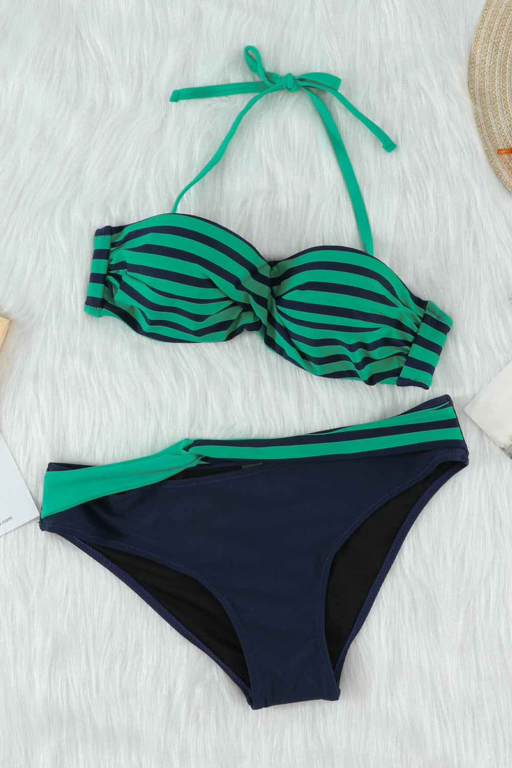 Bikini a righe con fascia alla caviglia verde