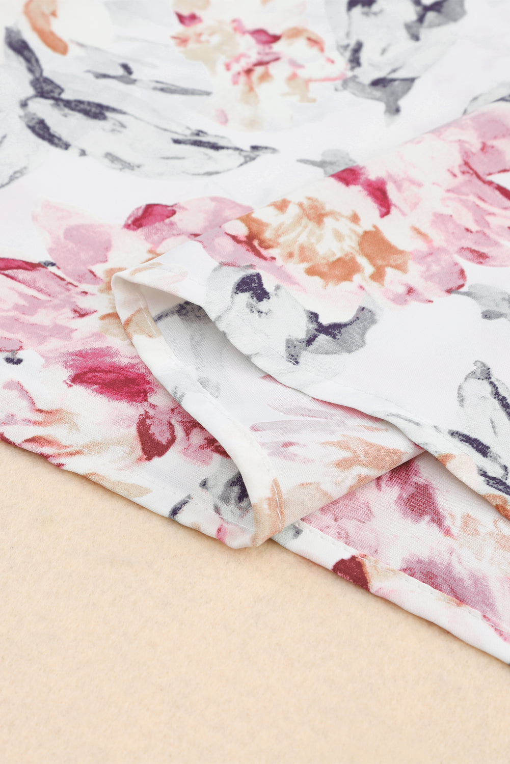 Rožnata bluza brez rokavov s prepleteno čipko s cvetličnim vzorcem