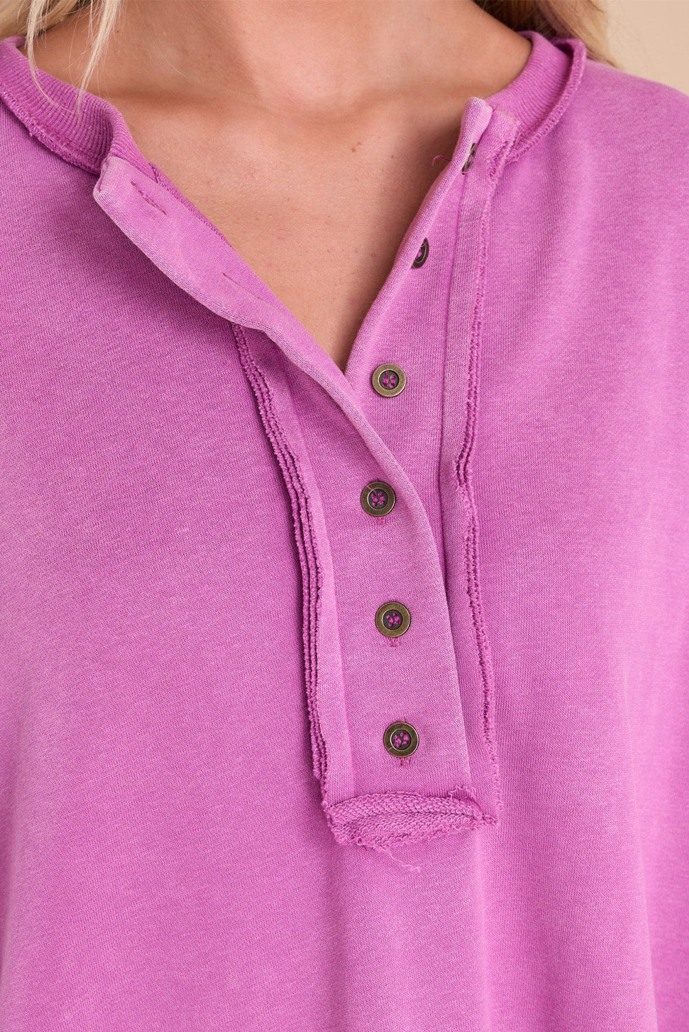 Vijolična prevelika majica Henley z izpostavljenimi šivi