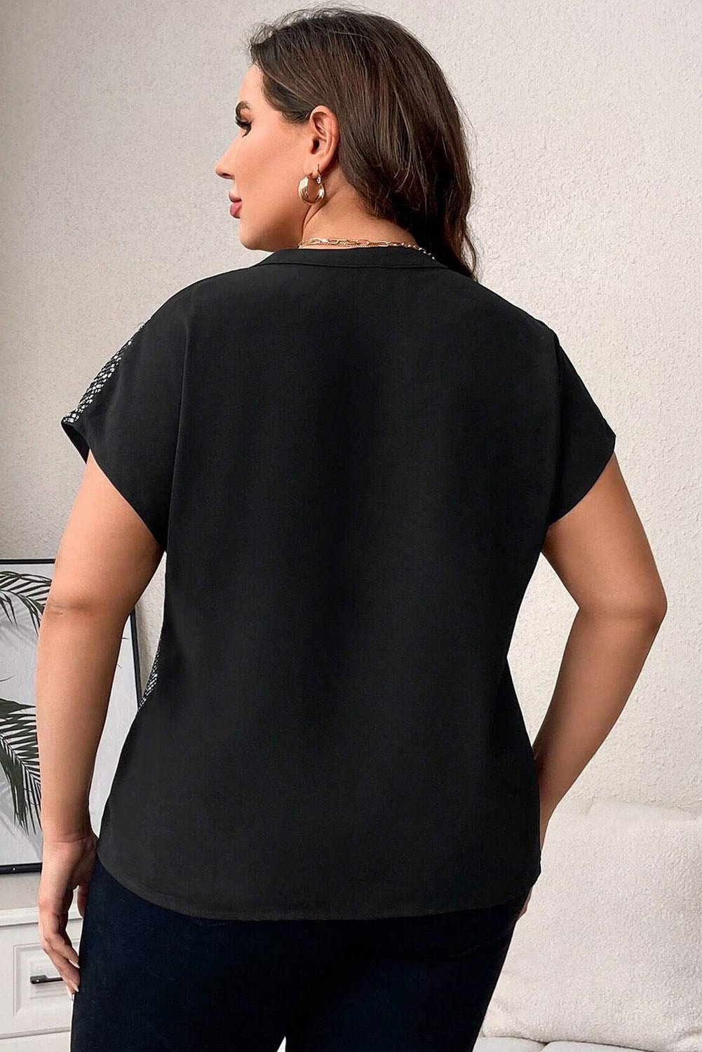 Schwarzes, mit Pailletten besetztes Patchwork-T-Shirt mit V-Ausschnitt in Übergröße