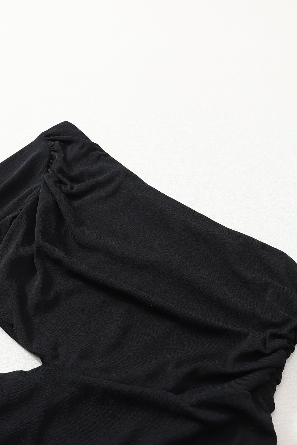 Crna asimetrična haljina uz izrez na jedno rame