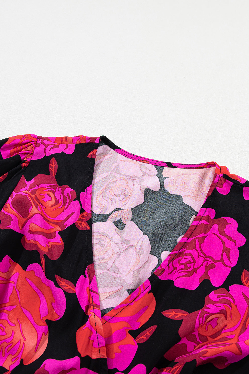 Večstopenjska mini obleka z naborki in v-izrezom s cvetličnim vzorcem vrtnic