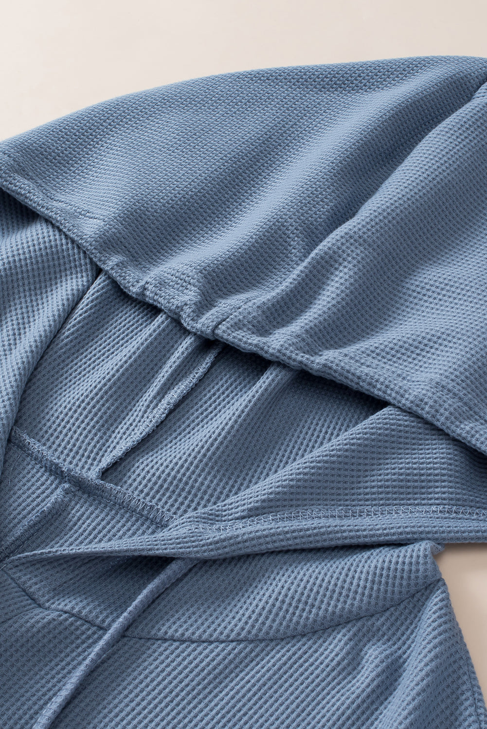 Ashleigh modra velika, vafelj pletena majica s kapuco s kratkimi rokavi in ​​vrvicami
