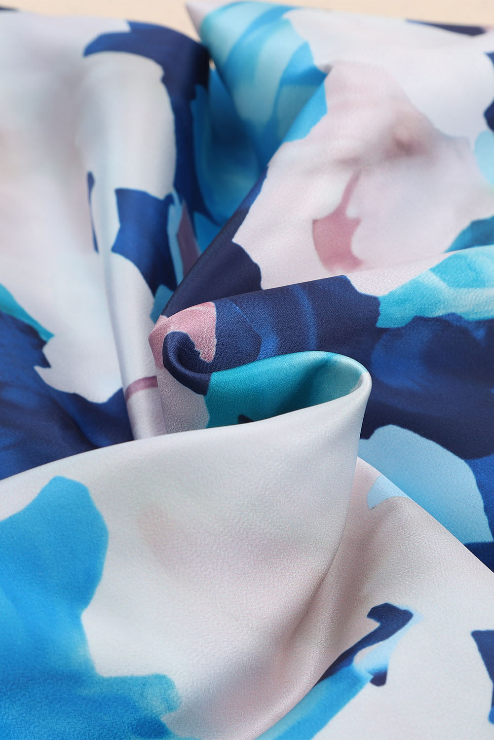 Modra abstraktna obleka z dolgimi rokavi in ​​naborki s cvetličnim motivom