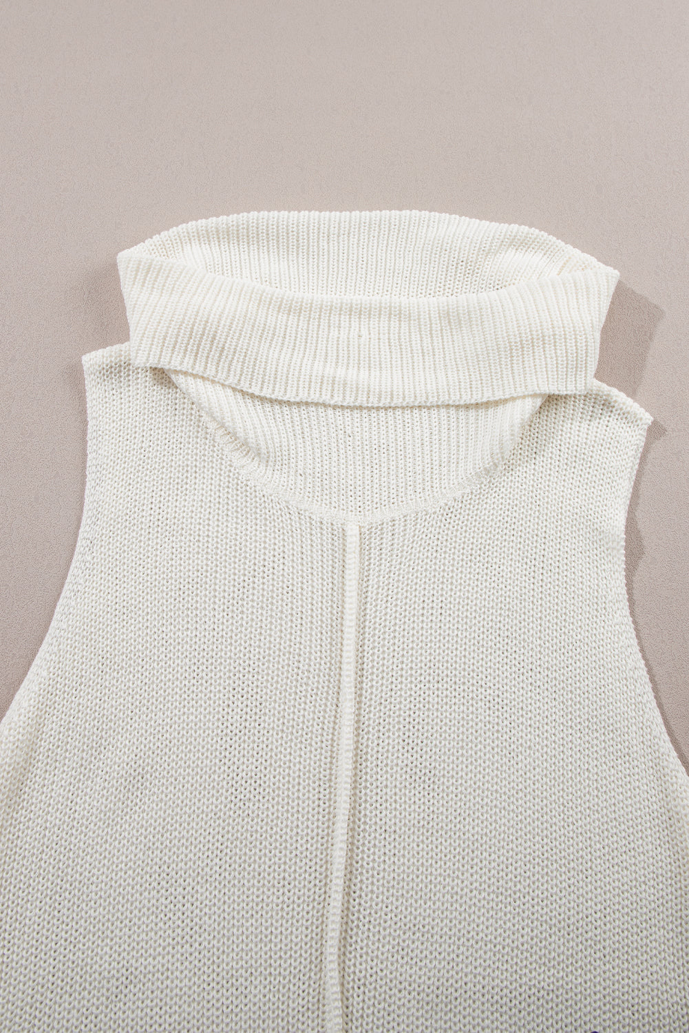 Gilet pull blanc à col bénitier et couture centrale