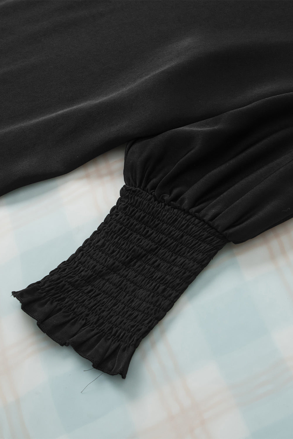 Črna satenasta bluza z dolmanskimi rokavi