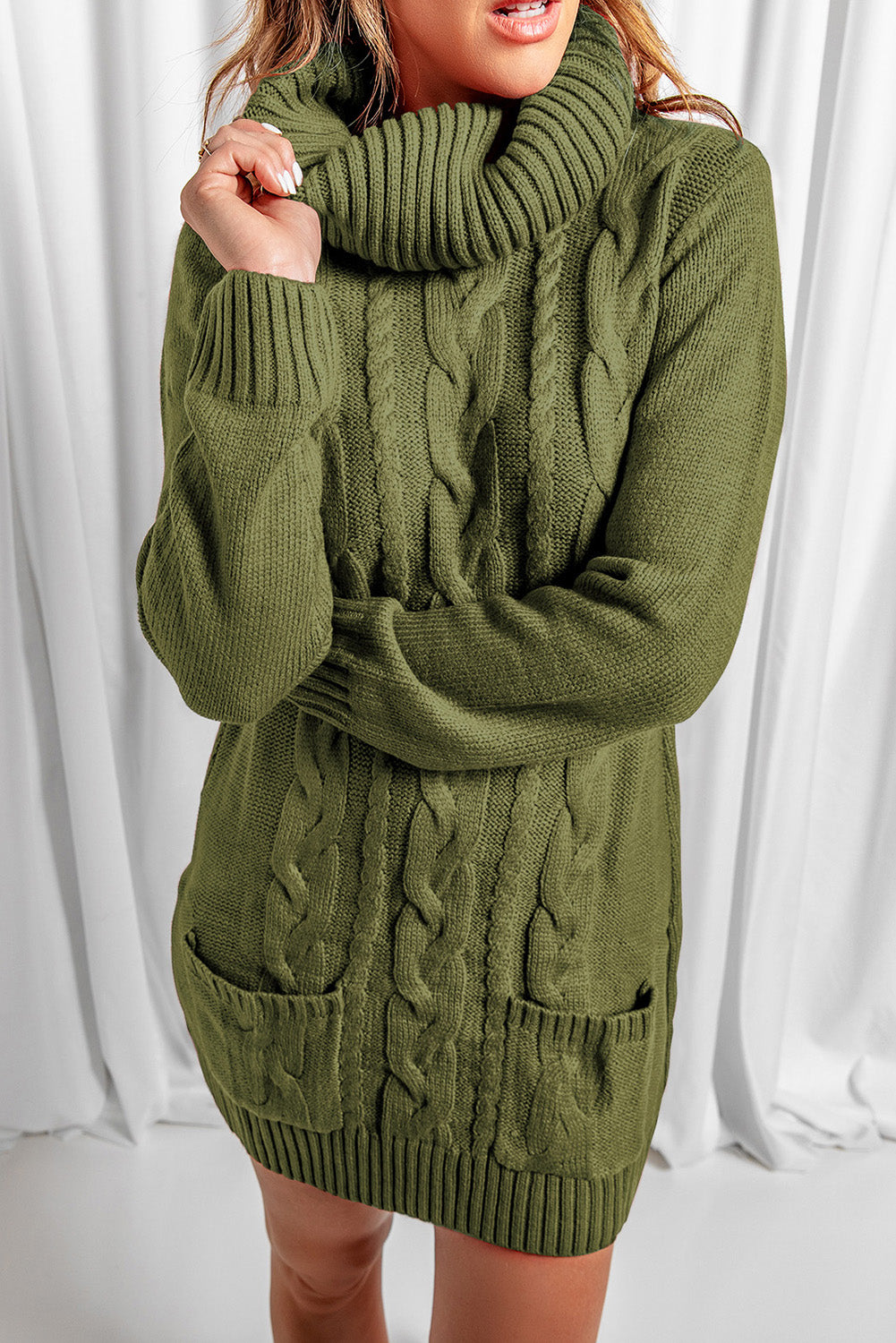 Maslinasta pletena džemper haljina s izrezom
