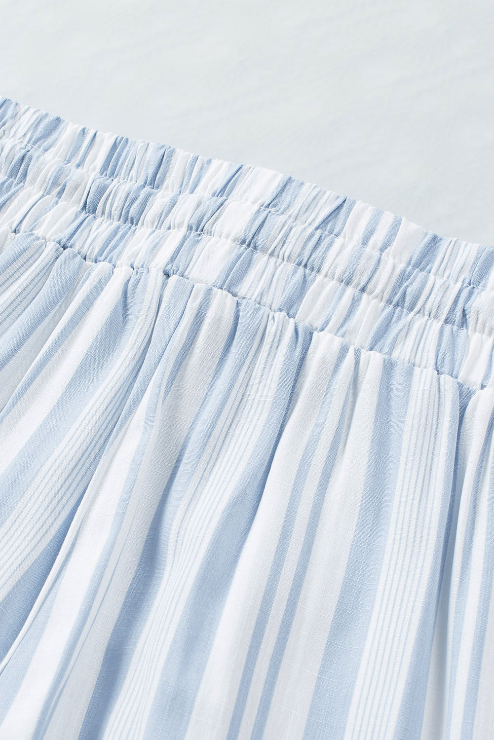 Himmelblaue Shorts mit vertikalen Streifen und Taschen