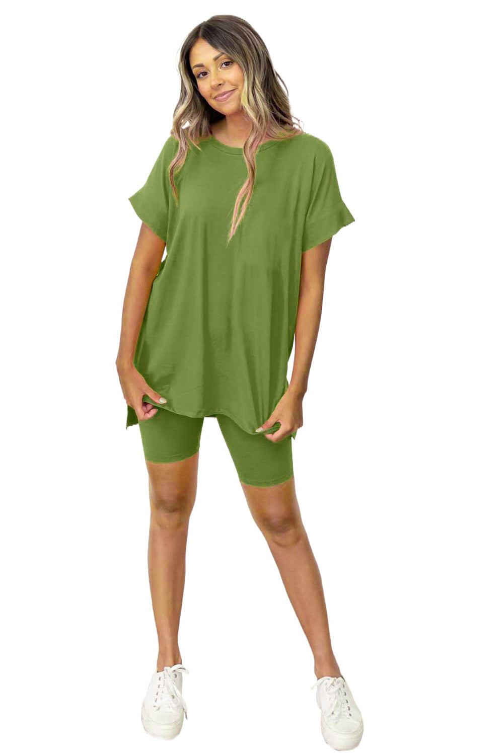 Komplet majice s tuniko in oprijetimi kratkimi hlačami špinačno zelene barve z enobarvnim razcepljenim robom