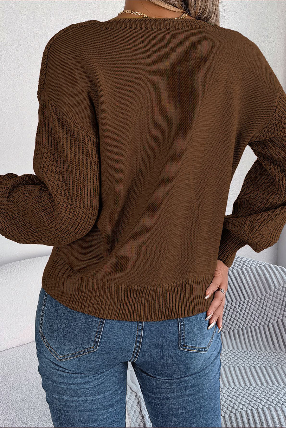 Pleten pulover s kvadratnim izrezom in mešano teksturo