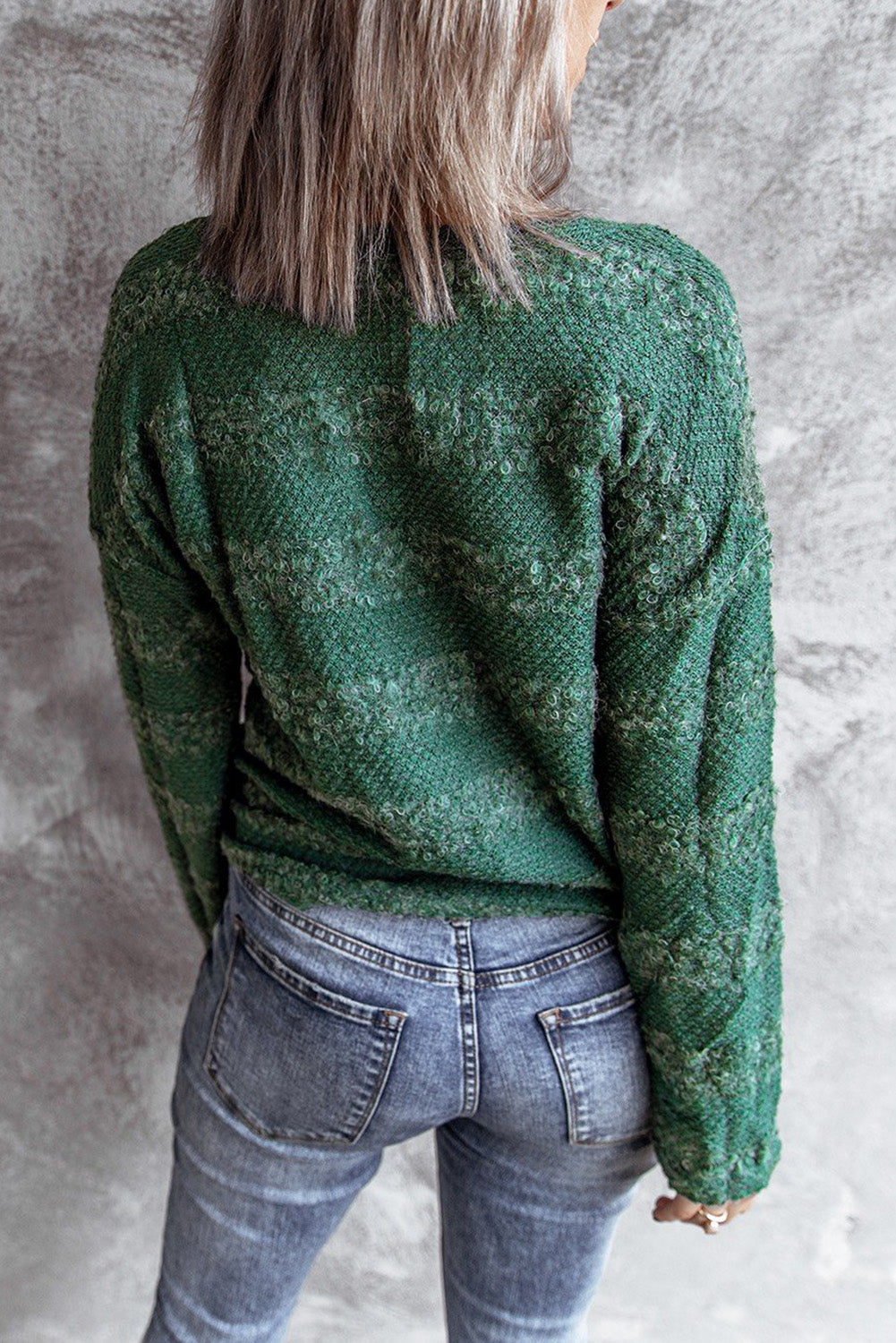 Zelen pulover s prečkano ključavnico