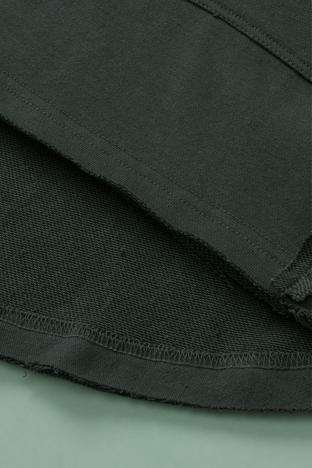 Siva majica s kapuco z neobdelanimi robovi in ​​žepi z izpostavljenimi šivi