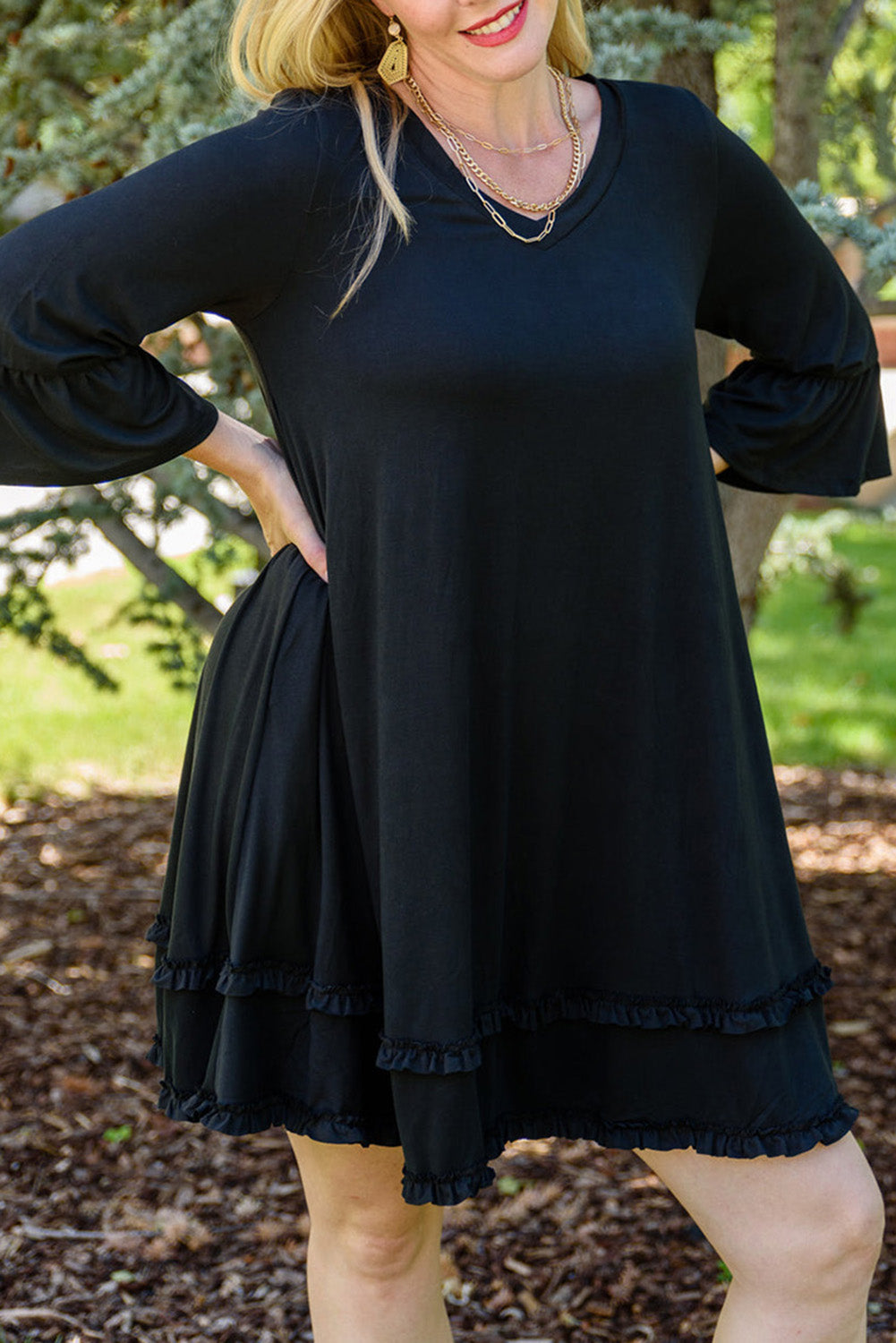 Schwarzes Plus-Size-Kleid mit 3/4-Ärmeln und Rüschenbesatz
