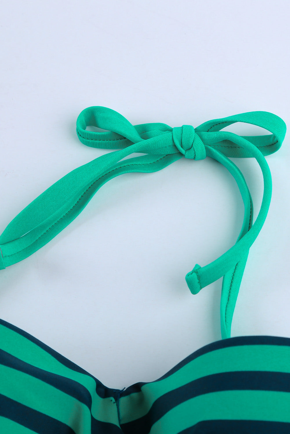 Bikini a righe con fascia alla caviglia verde