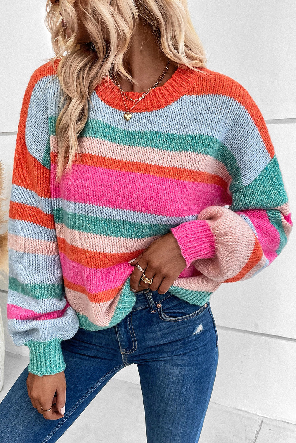 Višebojni prugasti pleteni pulover s puf rukavima na spuštena ramena