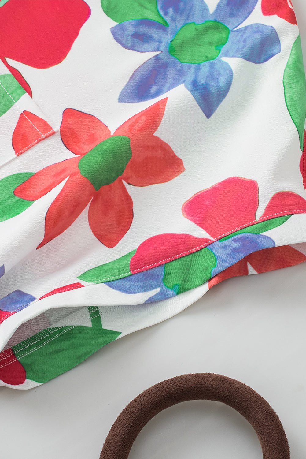 Bluza z v-izrezom na prsnem žepu s cvetličnim vzorcem