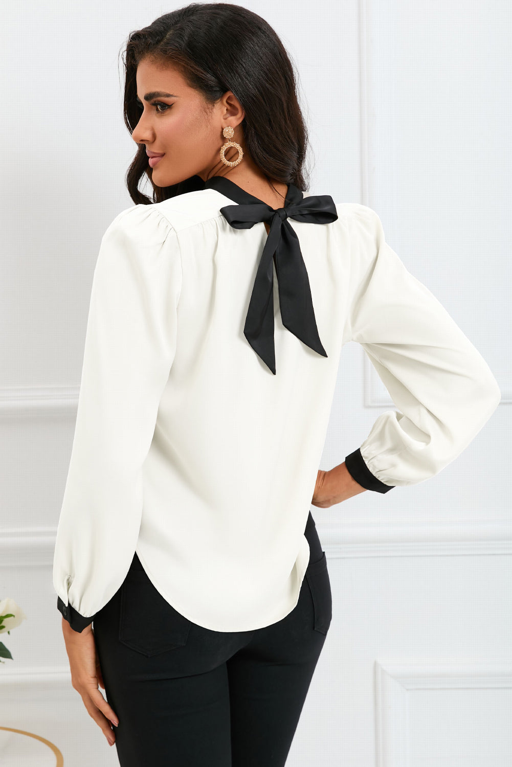 Weiße Bluse mit Stehkragen und Schleife hinten im Farbblockdesign