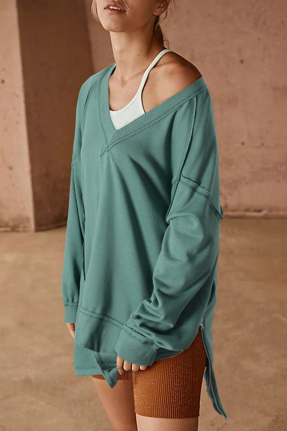 Sweat-shirt ample vert à coutures apparentes, haut et bas, col en V