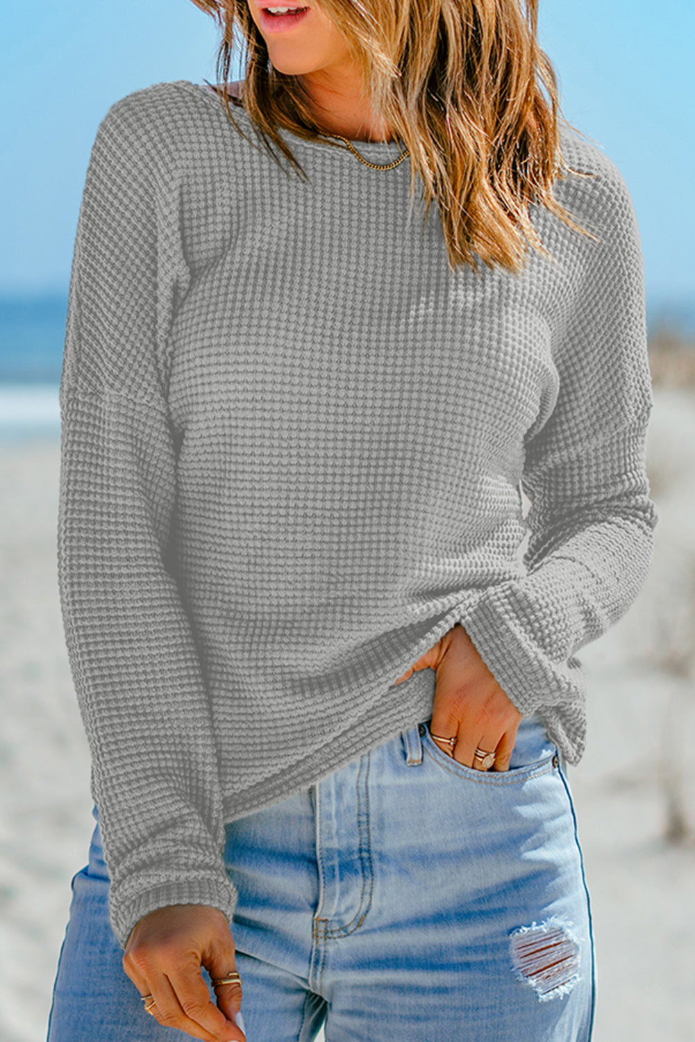 Haut à manches longues et épaules tombantes en tricot gaufré gris clair