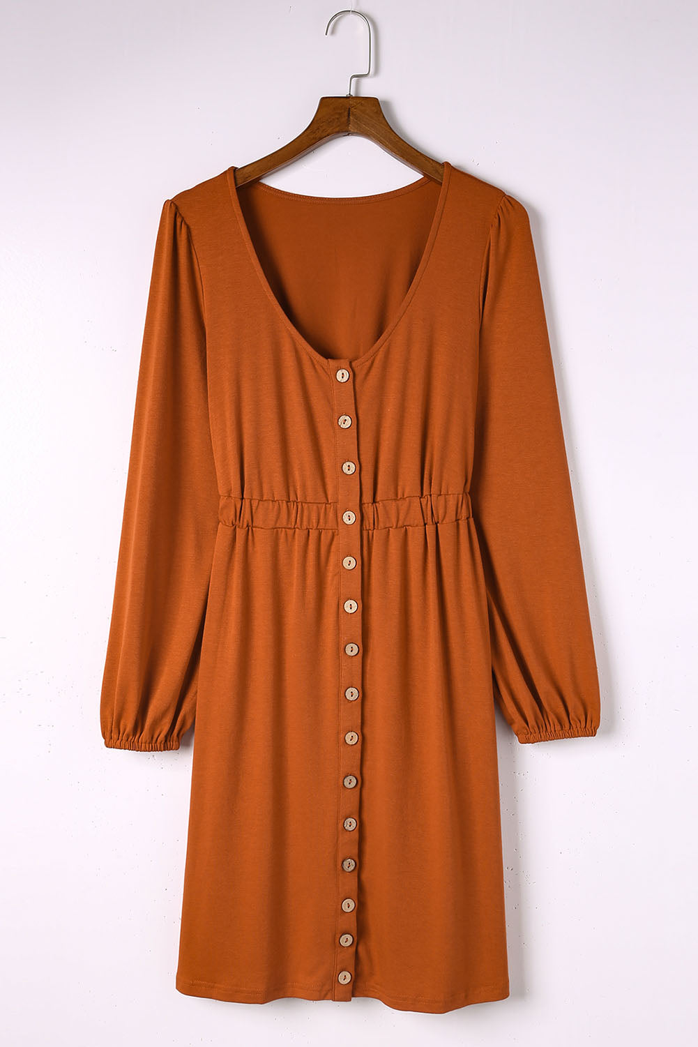Braunes, langärmliges Kleid mit Knopfleiste und hoher Taille
