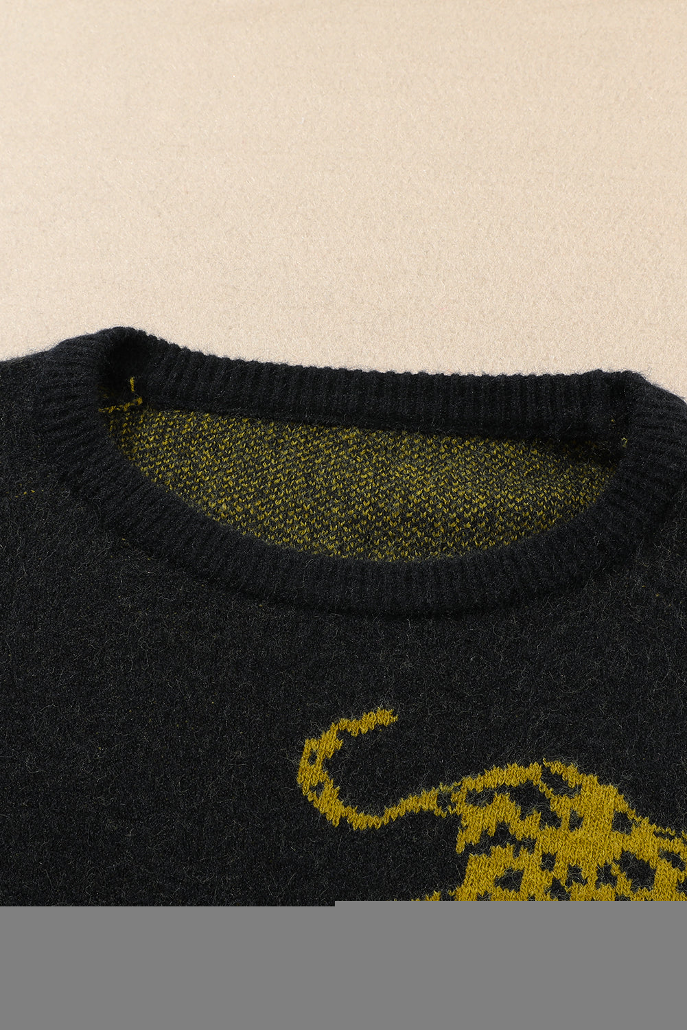 Pleten pulover z okroglim ovratnikom z vzorcem črnega geparda