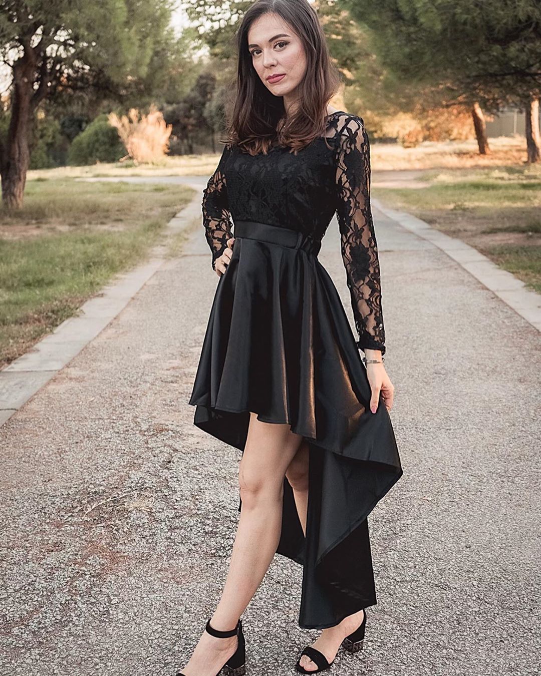 Crna maturalna haljina od čipke dugih rukava, visokog niskog satena