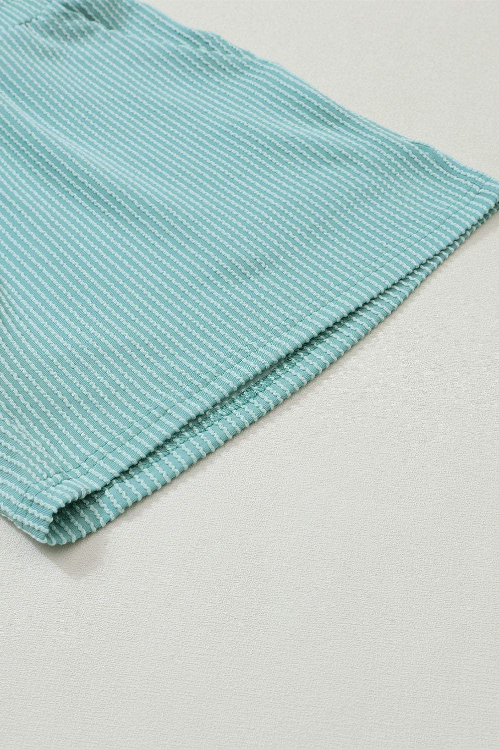 Komplet kratkih hlač z meglično modro vrvico in v-izrezom