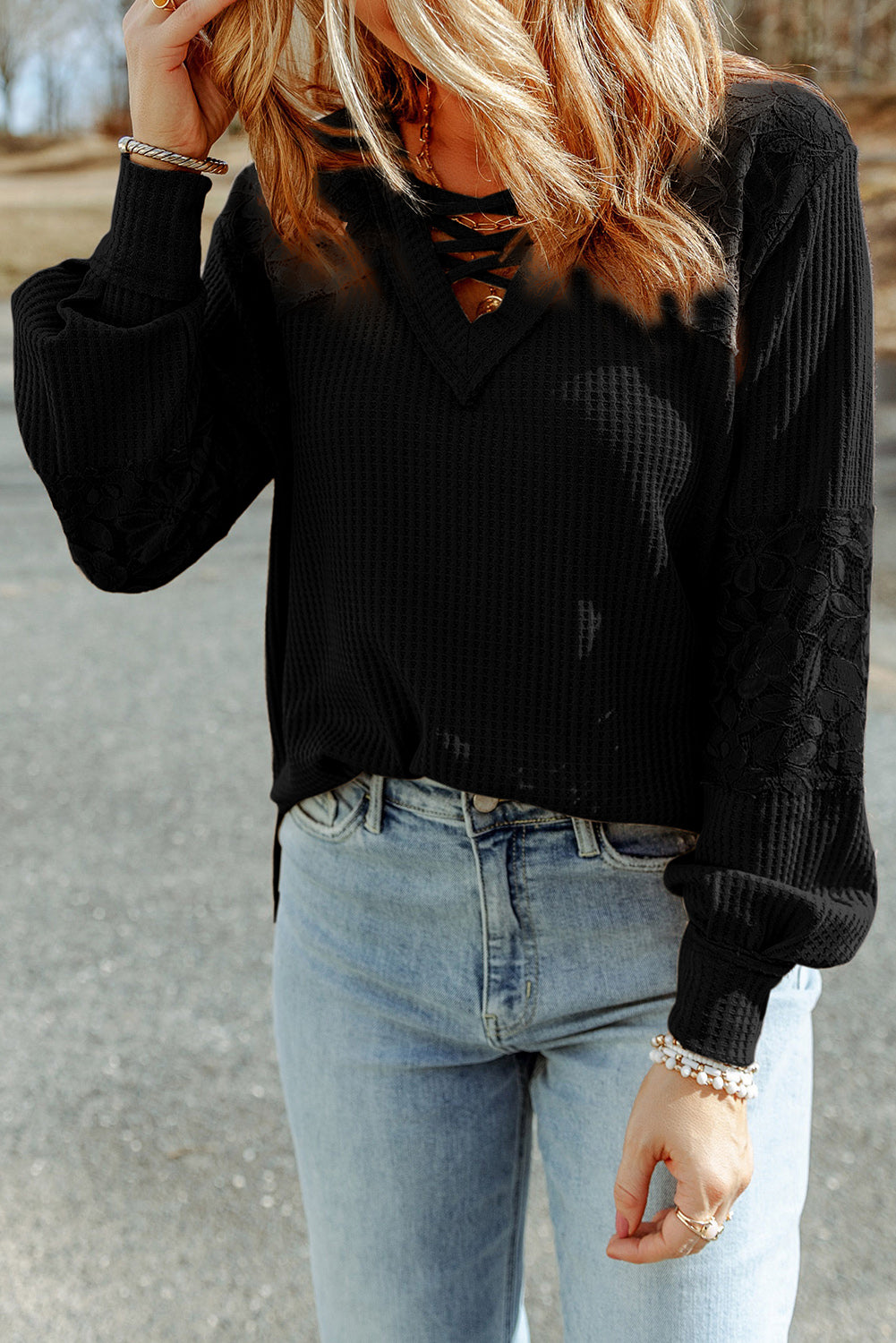 Črna čipkasta majica z dolgimi rokavi v obliki patchwork z naramnicami in v-izrezom