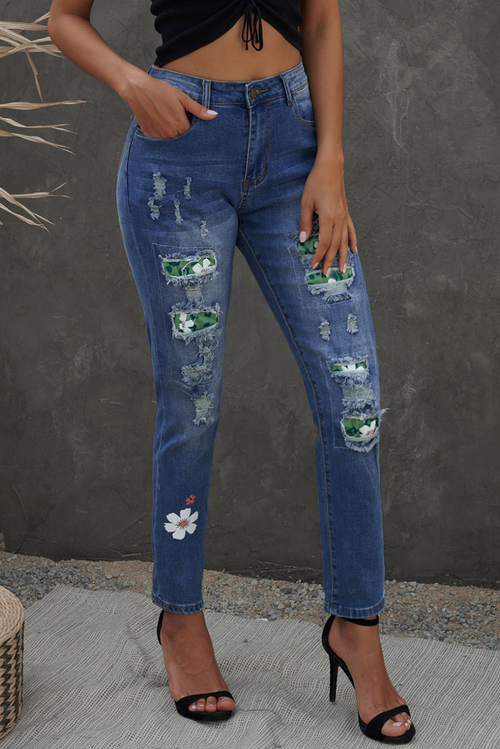 Jeans a vita alta invecchiati patchwork con stampa leopardata floreale verde