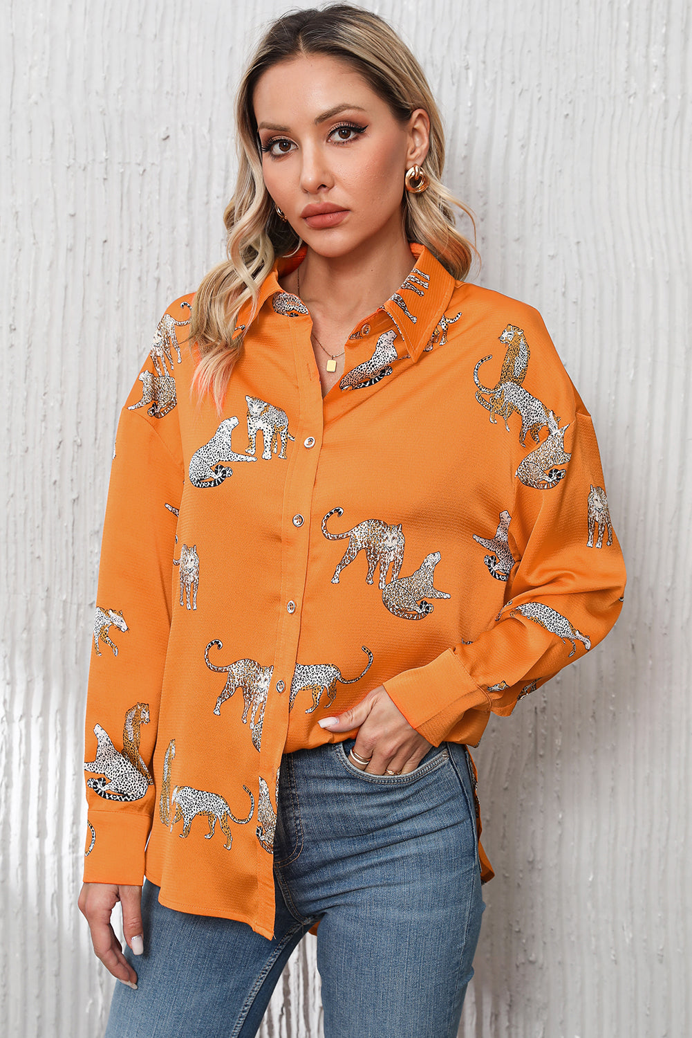 Chemise boutonnée en satin à imprimé animal guépard orange russet