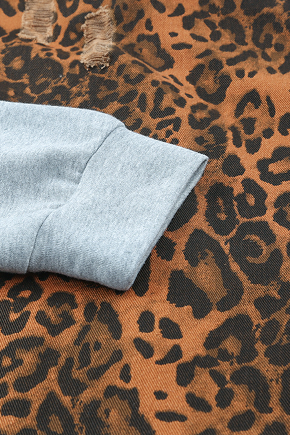 Giacca di jeans con cappuccio strappata leopardata