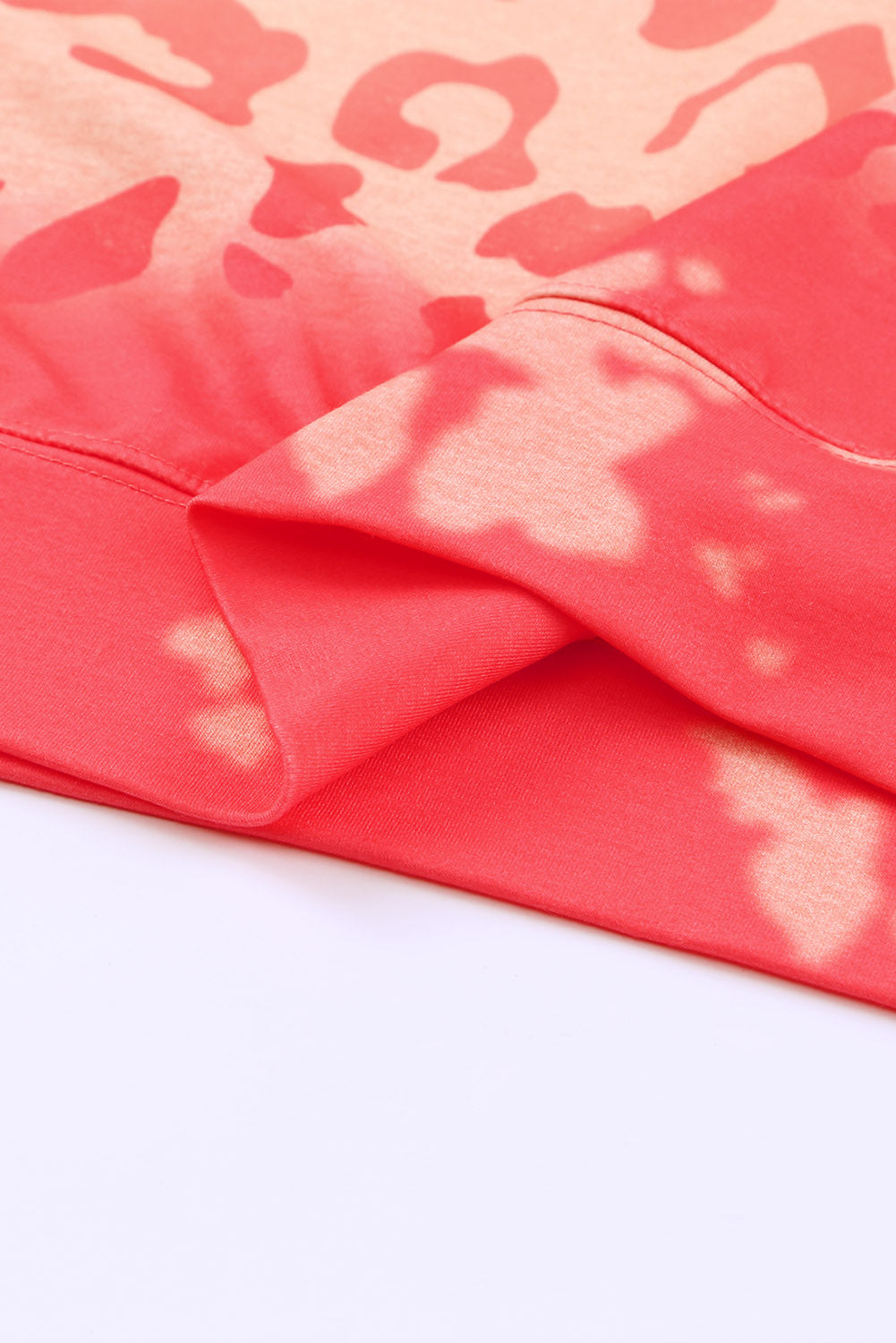 Ružičasta majica s izbijeljenim uzorkom geparda