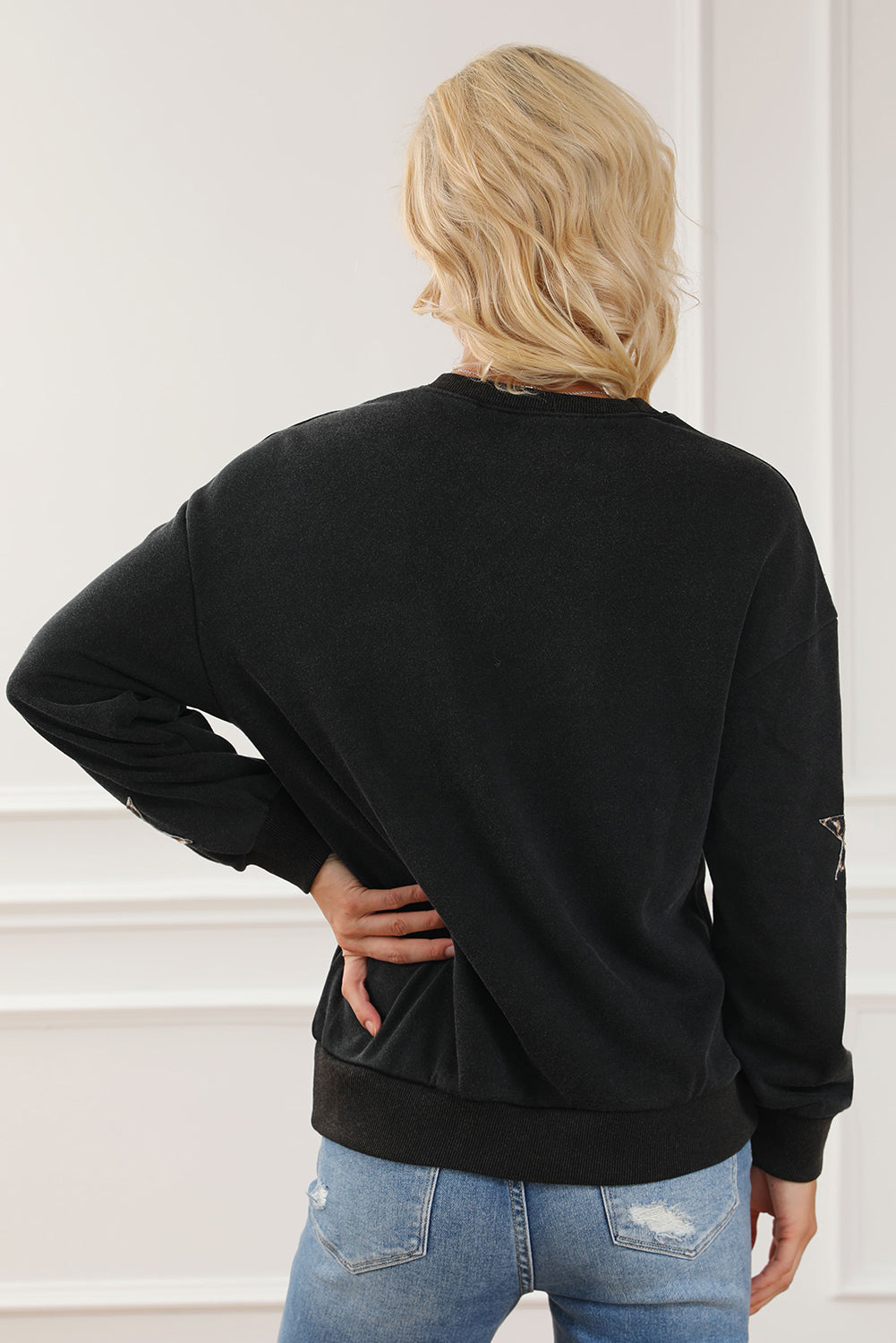 Schwarzes Sweatshirt mit Leoparden-Stern-Patch und überschnittener Schulter