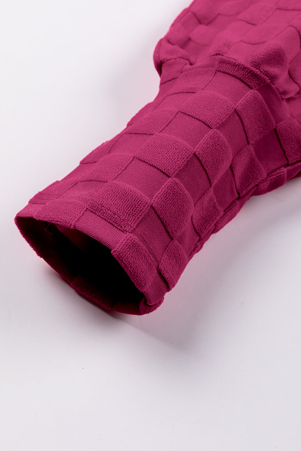 Svetlo roza majica s karirastimi rokavi v obliki dolmana