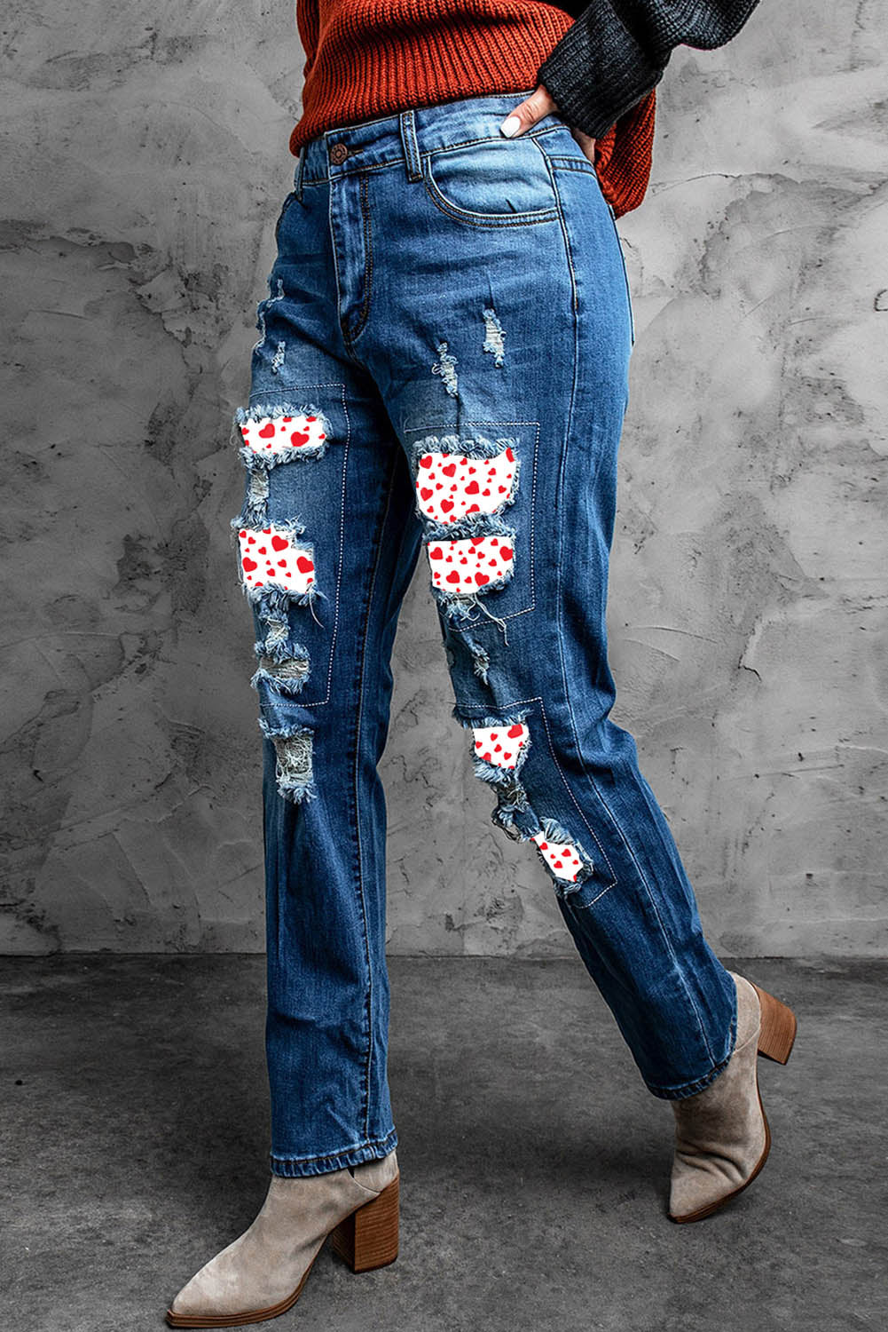 Jeans a gamba dritta effetto invecchiato patchwork con cuore di San Valentino