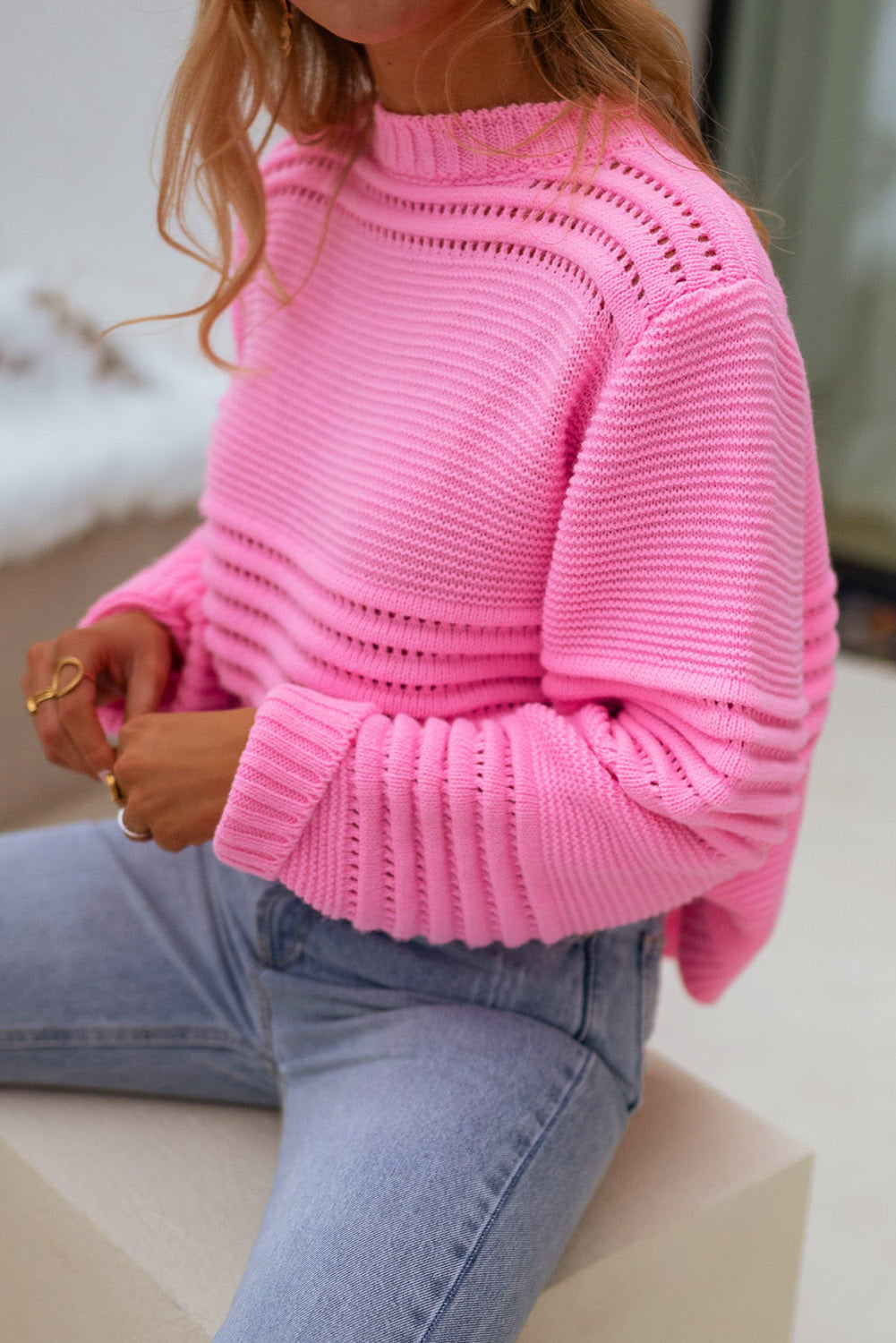 Rosa einfarbiger Pullover mit Zopfmuster und Ösen und Stehkragen